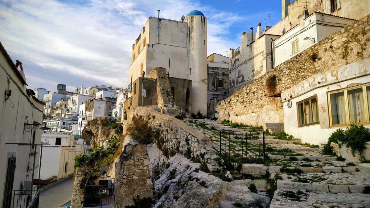 Cosa vedere a Peschici: un viaggio tra storia e bellezze naturali