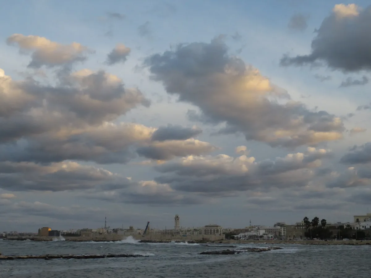 Dove vedere il tramonto a Bari: spiagge, moli e panorami da non perdere