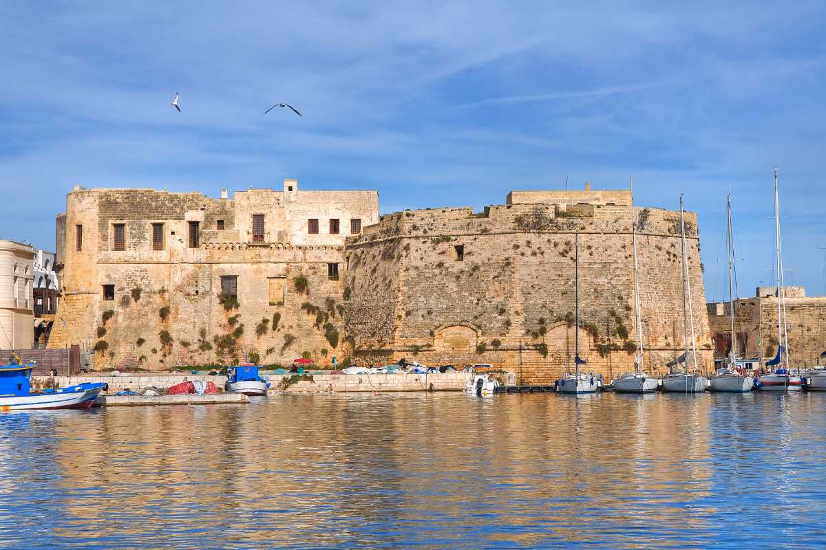 Una vista panoramica di Gallipoli al tramonto con il mare e il centro storico