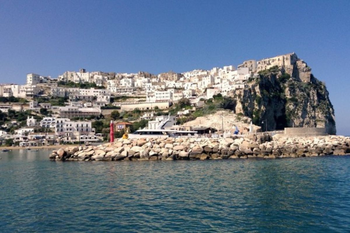 Vista panoramica di Peschici e del mare, evidenziando le case bianche e il trabucco