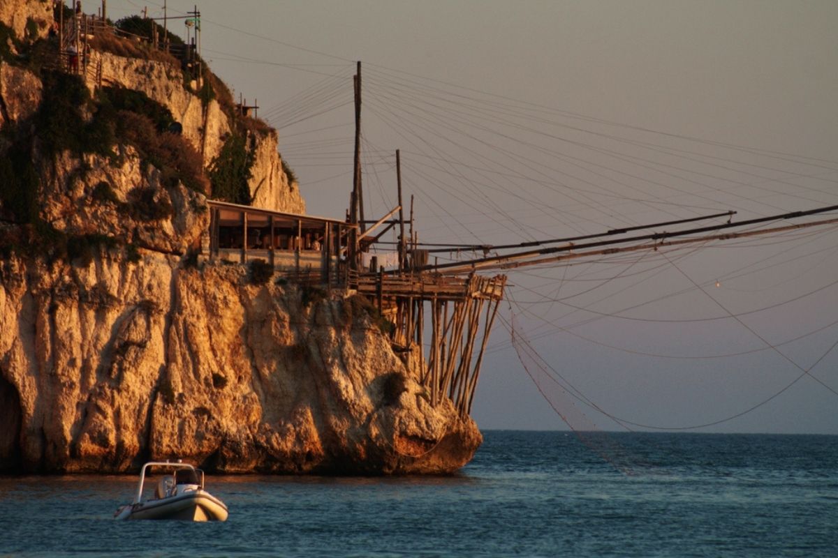 Scorcio della baia di Zaiana con trabucchi al tramonto