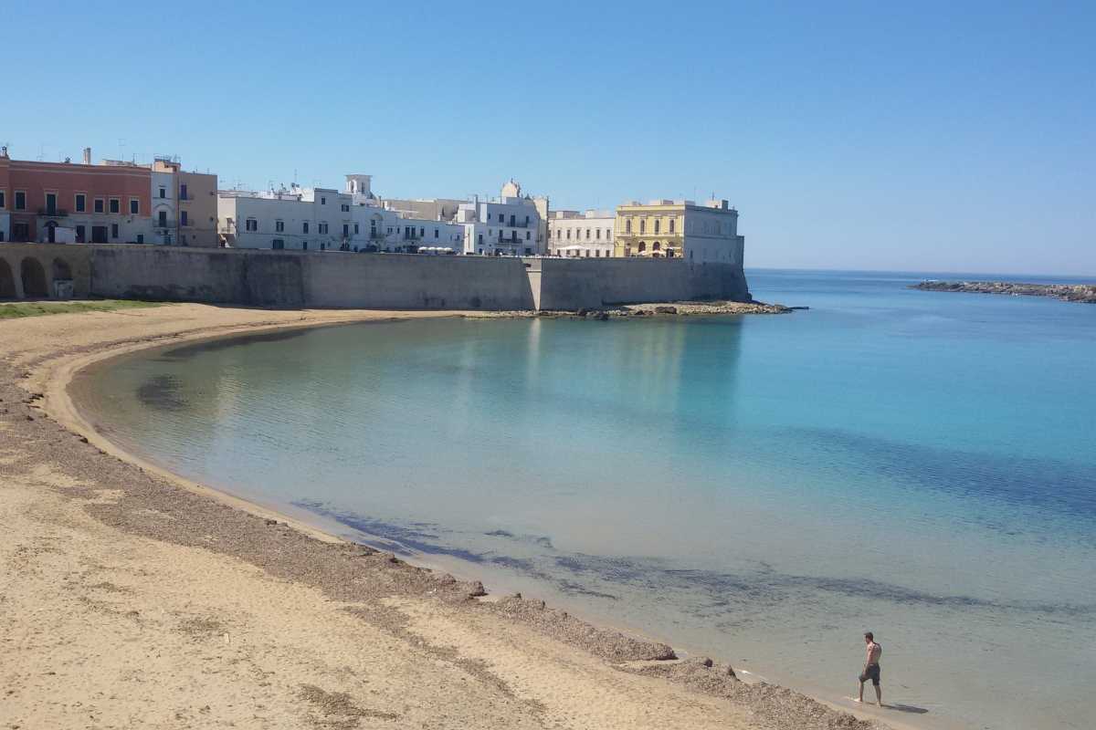 Autostrada e paesaggi della Puglia che portano a Gallipoli