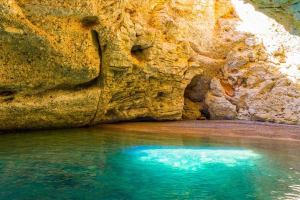 Immagine di un traghetto in arrivo a Vieste, con il mare azzurro sullo sfondo