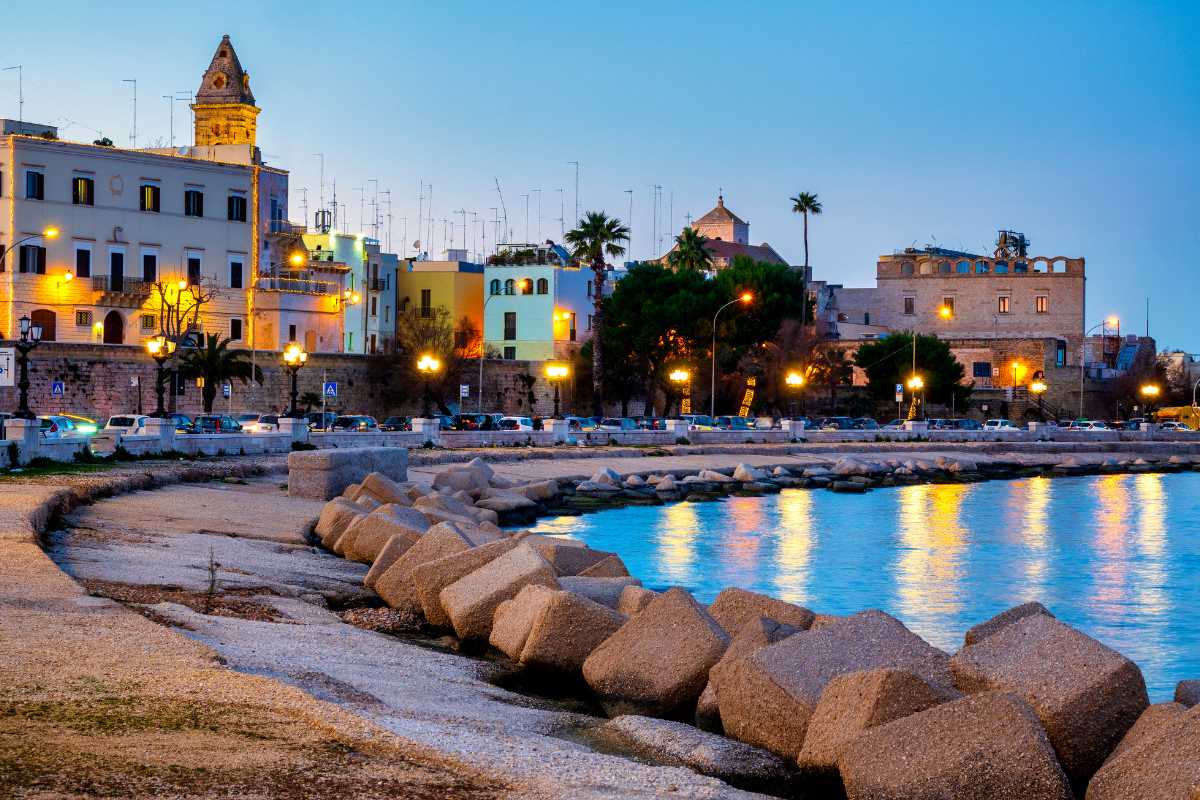 Vista panoramica del lungomare di Bari, evidenziando il contrasto tra il mare e l'architettura storica.