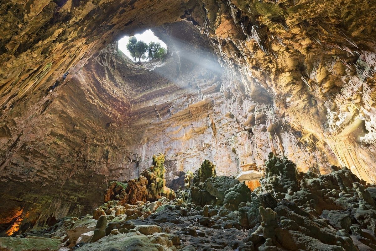 Vista panoramica delle grotte di Castellana Grotte, evidenziando la bellezza naturale e i dettagli delle formazioni rocciose.