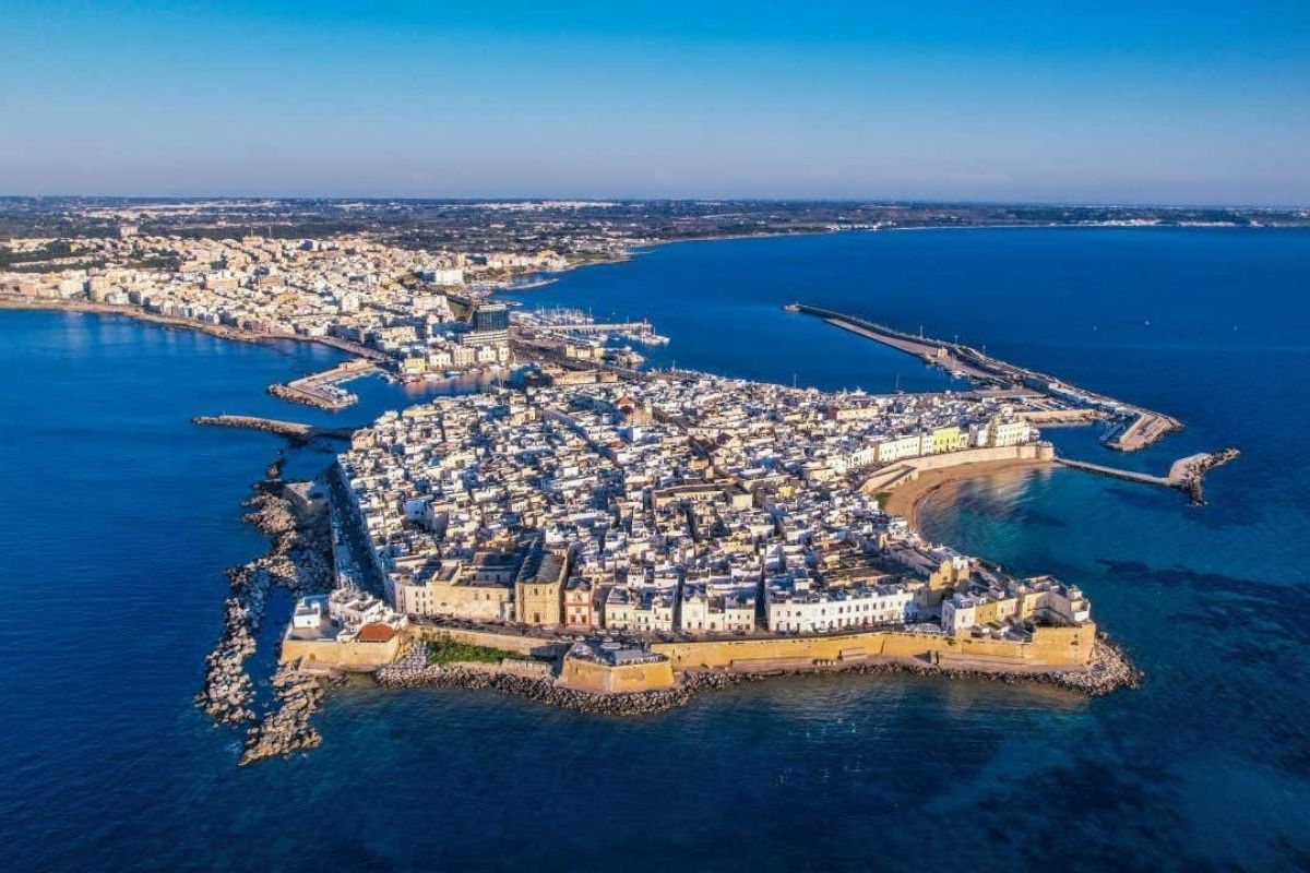 Vista panoramica del centro storico di Gallipoli con il mare sullo sfondo