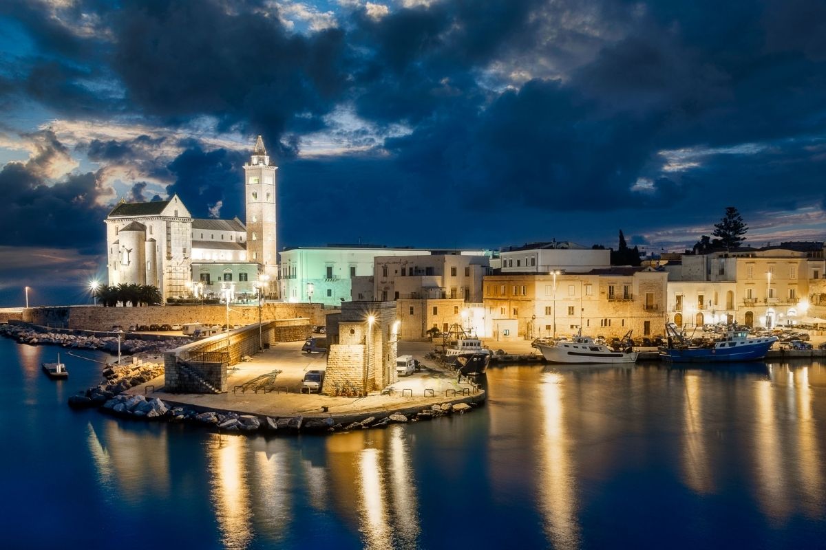 Panorama del porto di Trani con la cattedrale romanica sullo sfondo