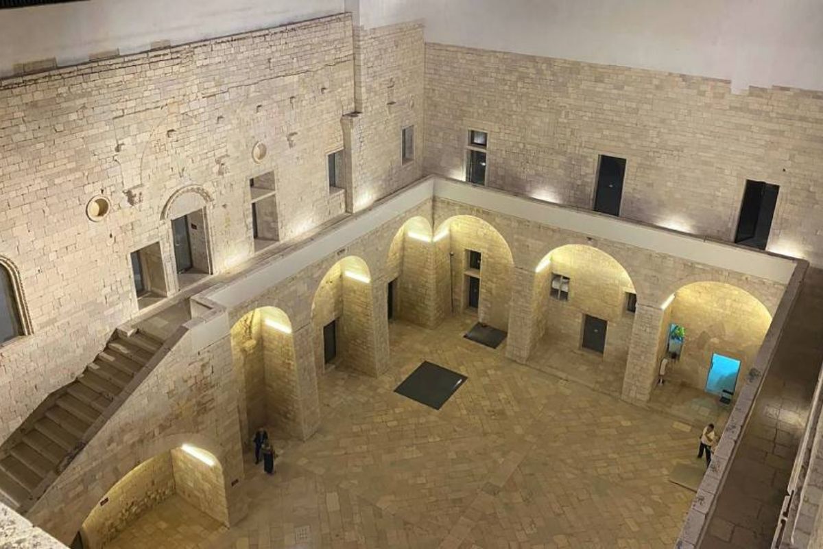 Interno del Castello Svevo di Trani con vista sulle mura