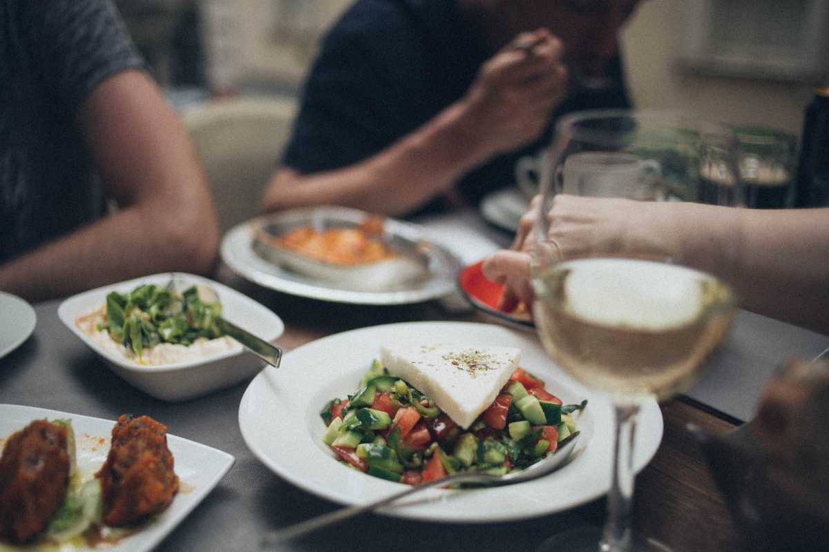 Immagine delle calette e del centro storico di Monopoli, evidenziando la bellezza della gastronomia locale.