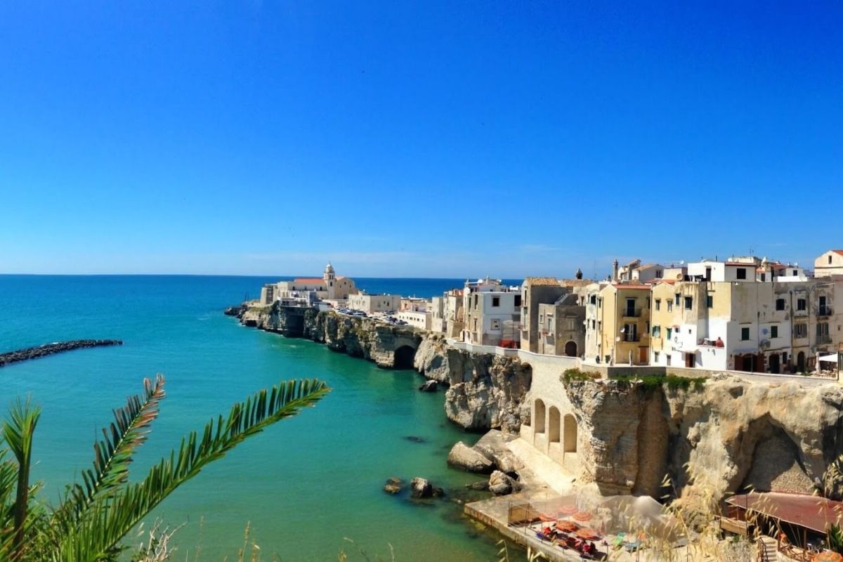 Vista panoramica di Vieste con piatti tipici locali