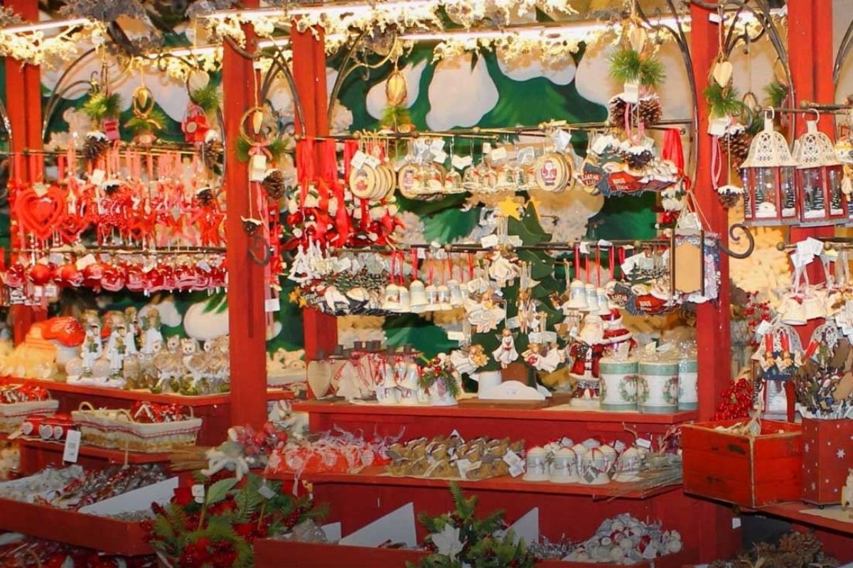 Mercatini di Natale a Castellana Grotte con luci e decorazioni festive