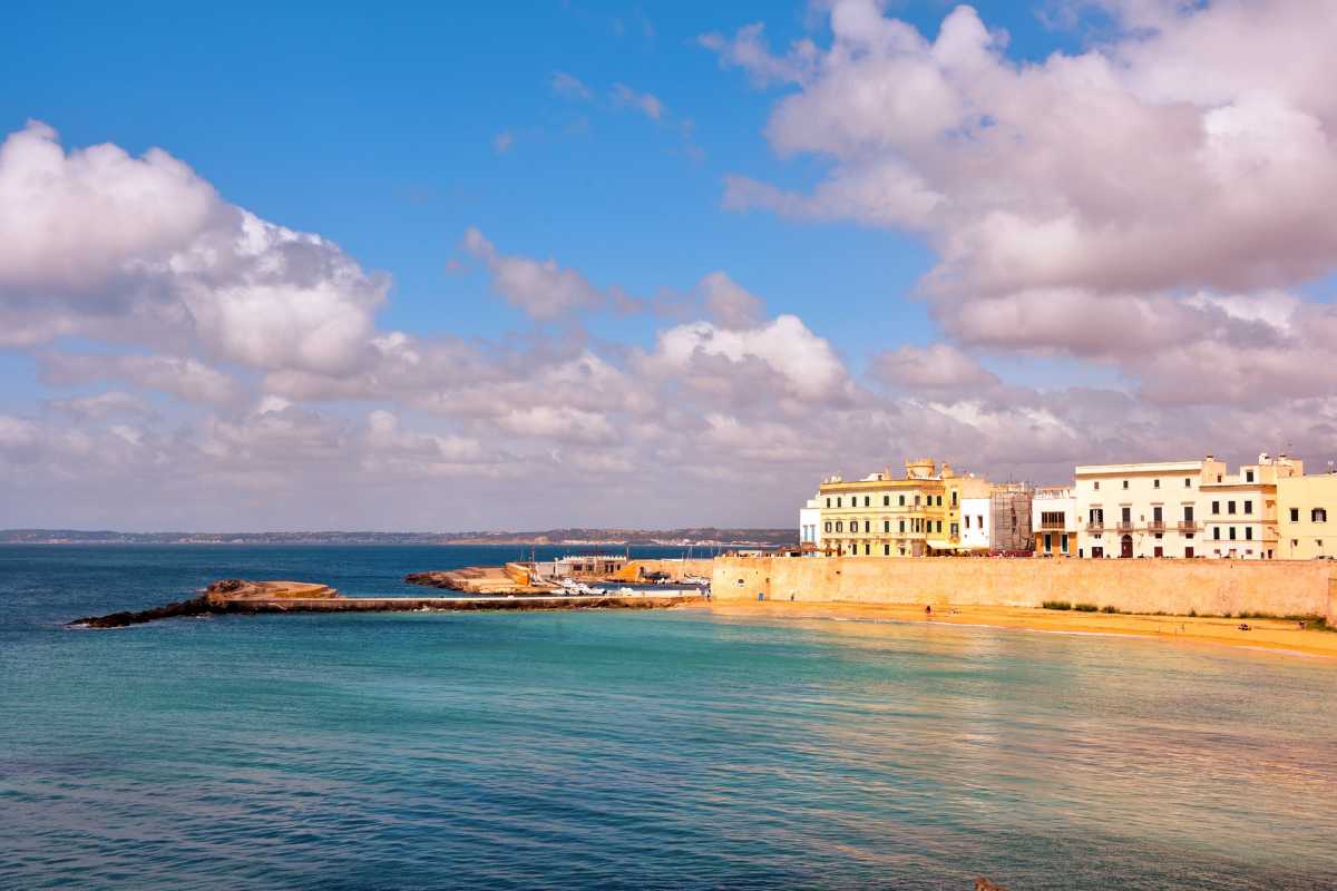 Vista del centro storico di Gallipoli con il mare sullo sfondo