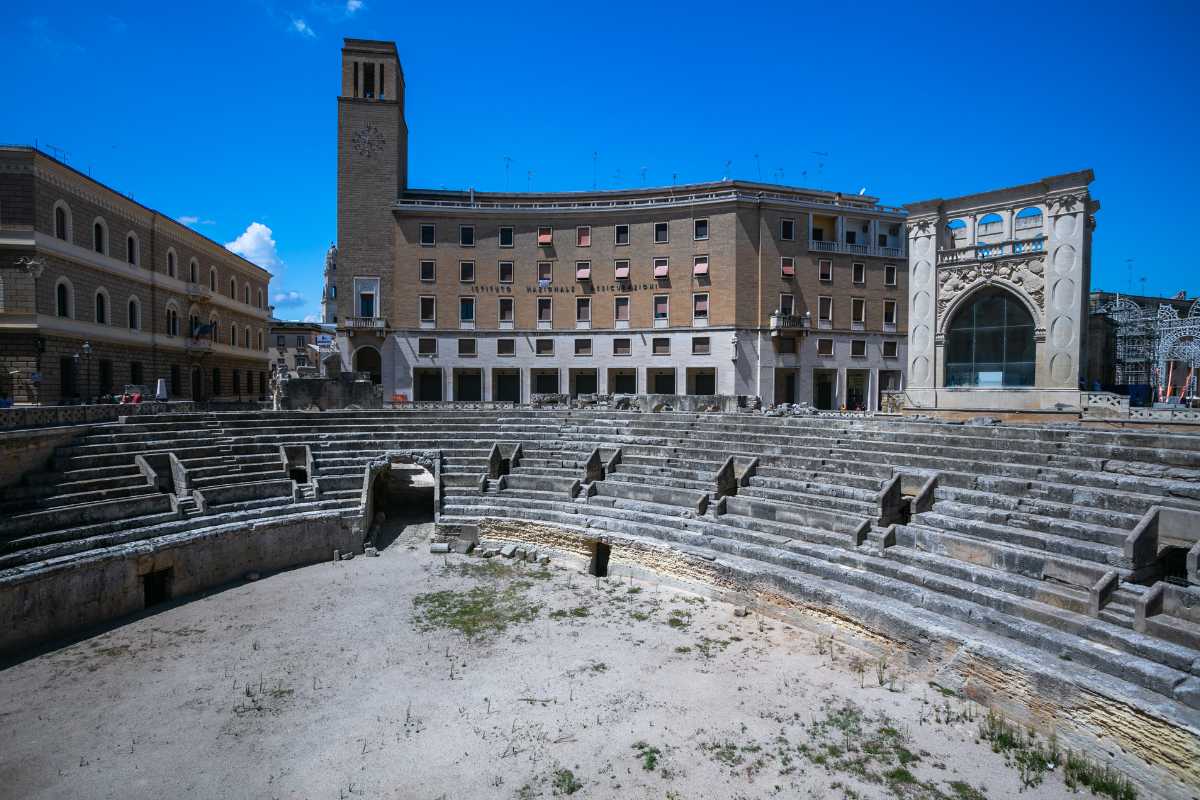 Vista panoramica della città di Lecce con il barocco leccese e un evento in corso