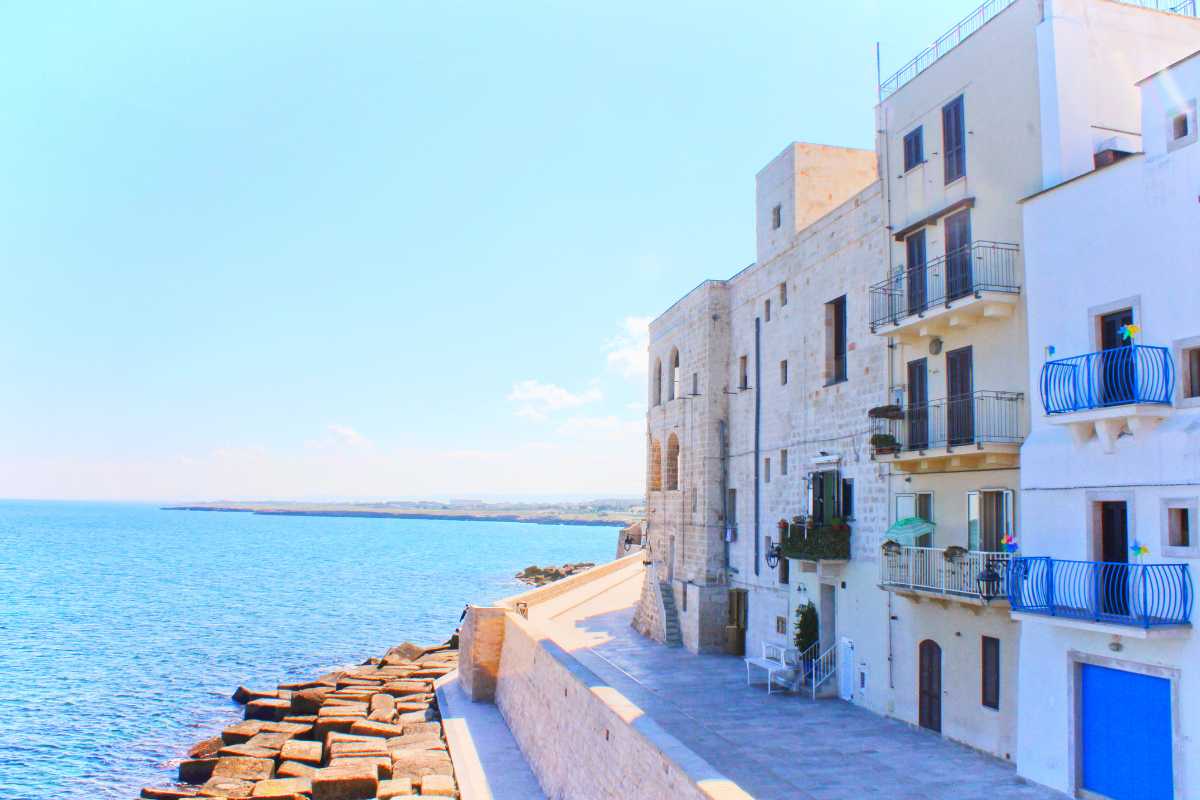 Vista del centro storico di Monopoli, con i suoi caratteristici vicoli e il mare sullo sfondo.