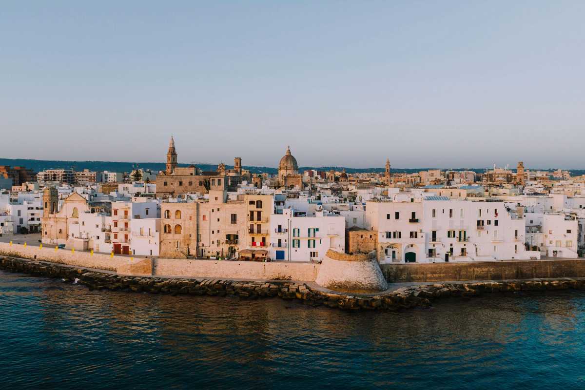 Atmosfera natalizia a Monopoli, con luci e decorazioni festive nel centro storico.