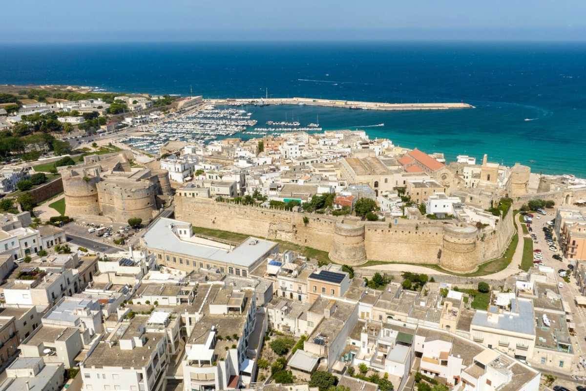 Mercatini di Natale a Otranto con luci e decorazioni