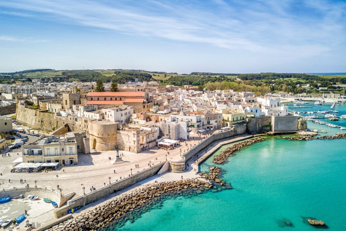 Vista panoramica di Otranto con cattedrale e mare