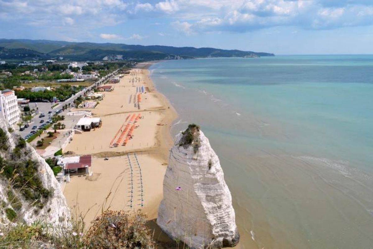Vista panoramica di Vieste con Pizzomunno e grotte marine
