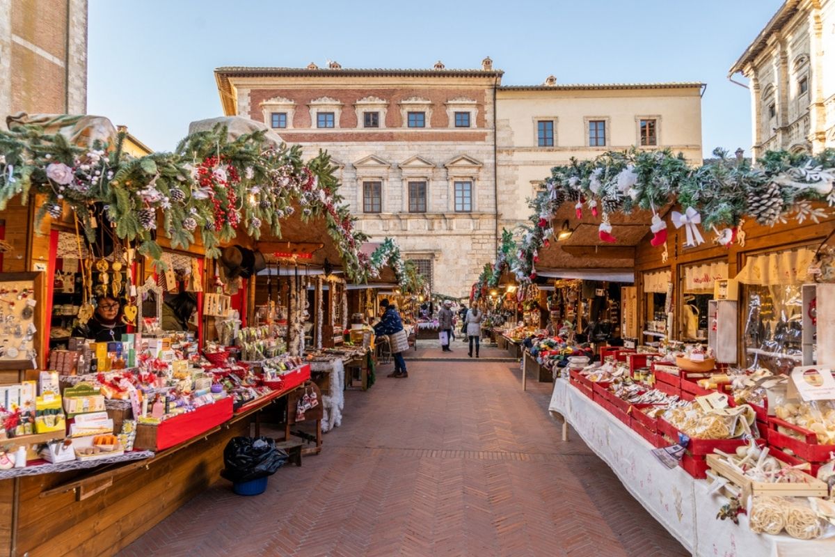 Mercatini di Natale a Vieste con decorazioni festive