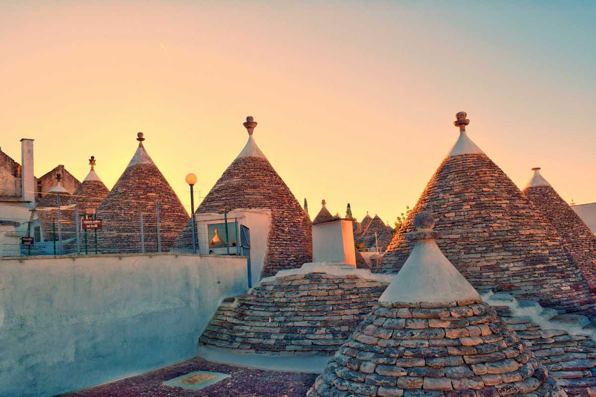 Vista panoramica di Alberobello con i trulli e la gente che partecipa ad un evento locale