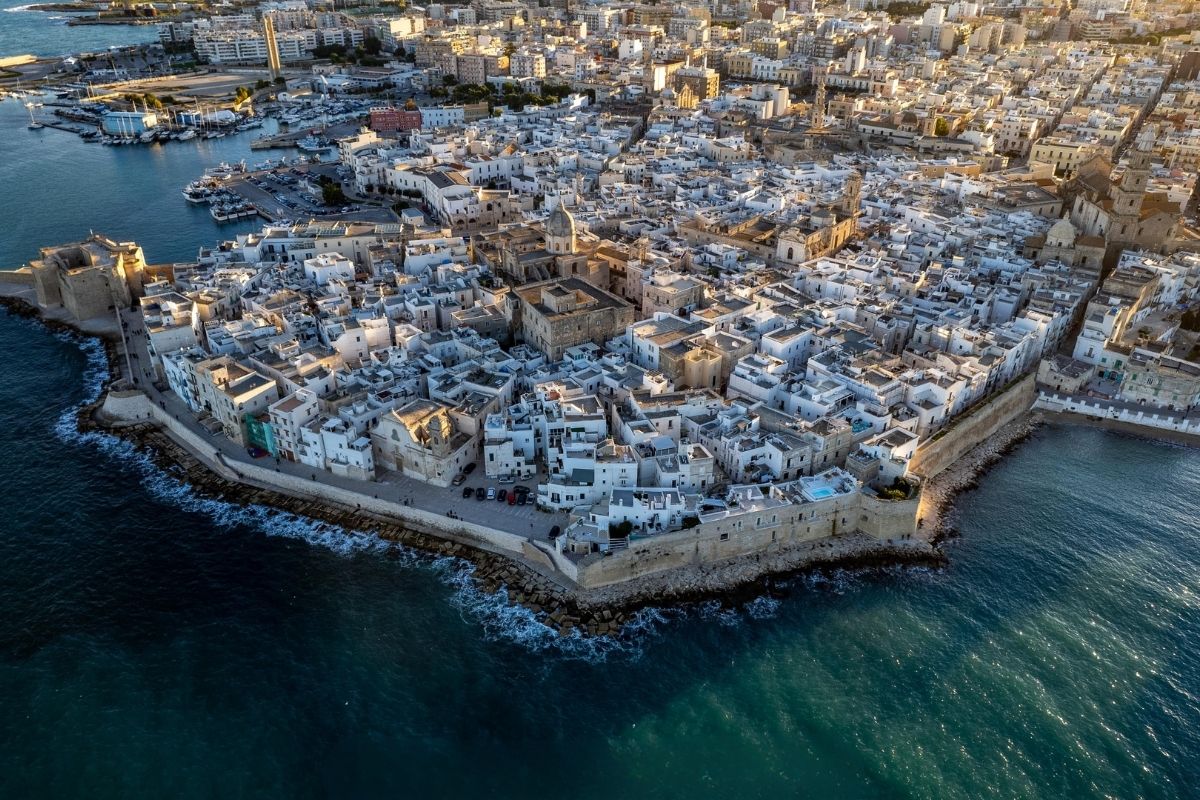 Vista panoramica di Monopoli, evidenziando il mare e il centro storico