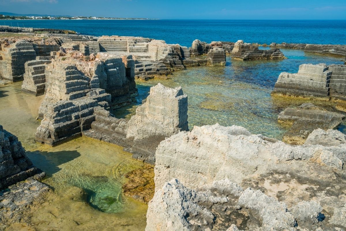 Dettagli delle calette di Monopoli, evidenziando la bellezza naturale