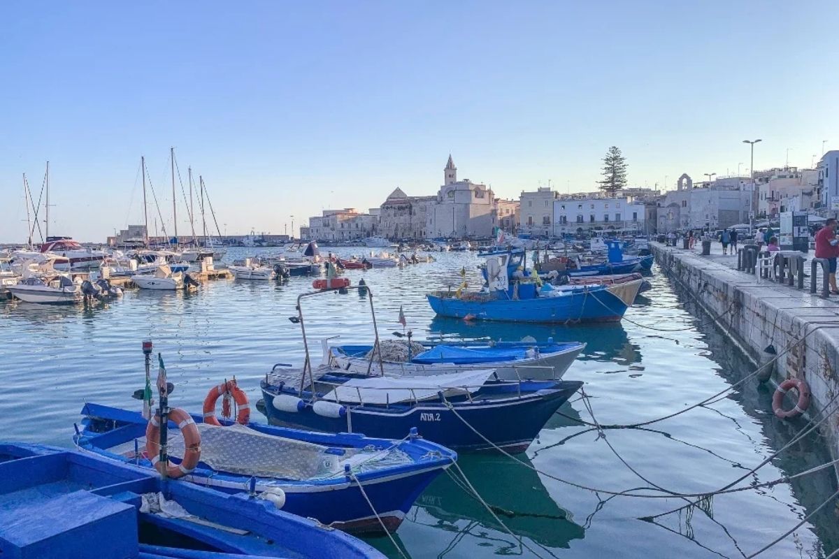 Trani e il suo porto al tramonto con i pescherecci