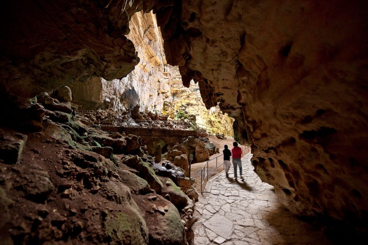 Panorama di Castellana Grotte con le sue grotte e paesaggi circostanti