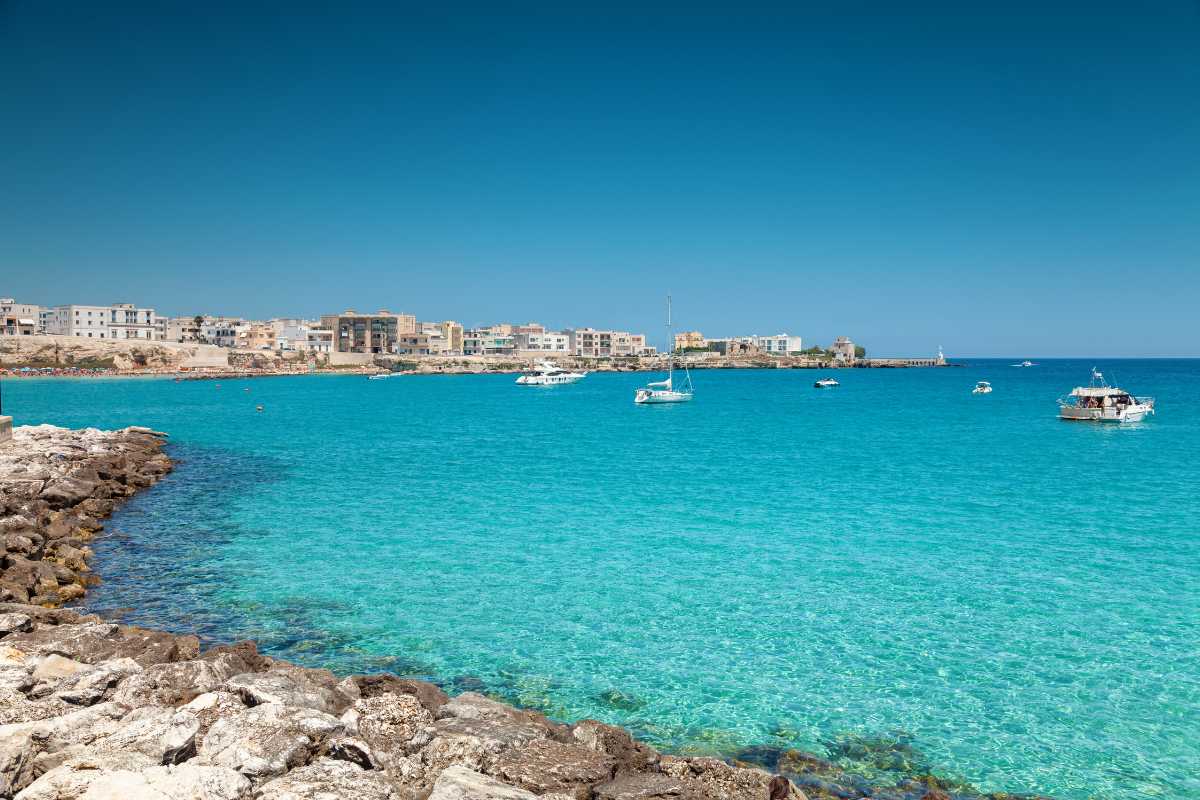 Vista panoramica di Otranto con il mare e la cattedrale in primo piano