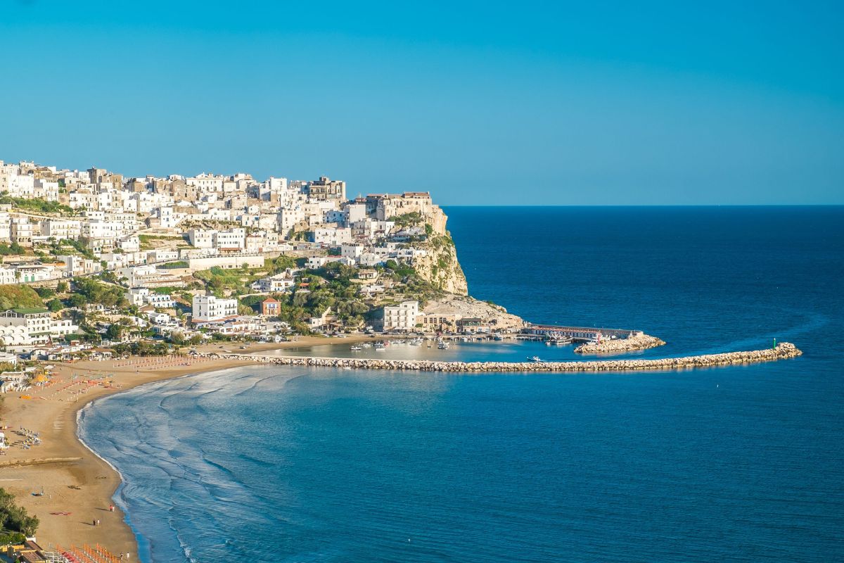 Vista panoramica di Peschici con il mare e i trabucchi