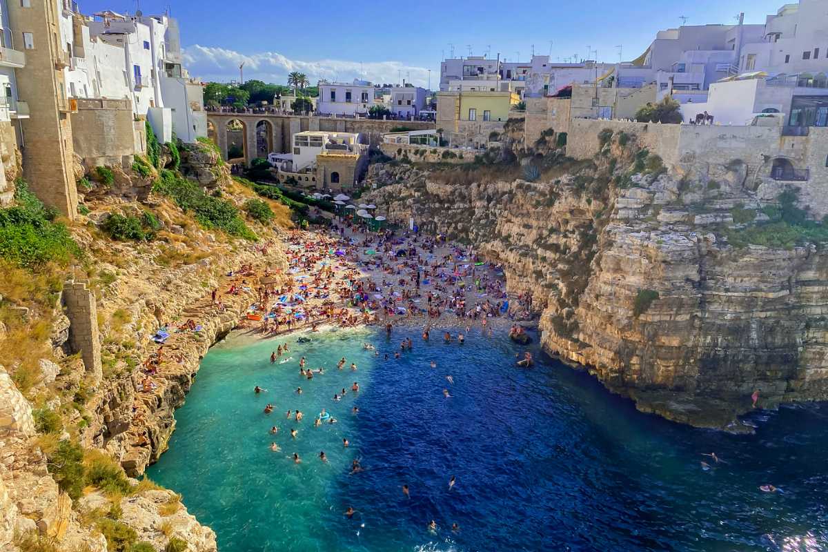Vista panoramica di Polignano a Mare con il mare Adriatico sullo sfondo