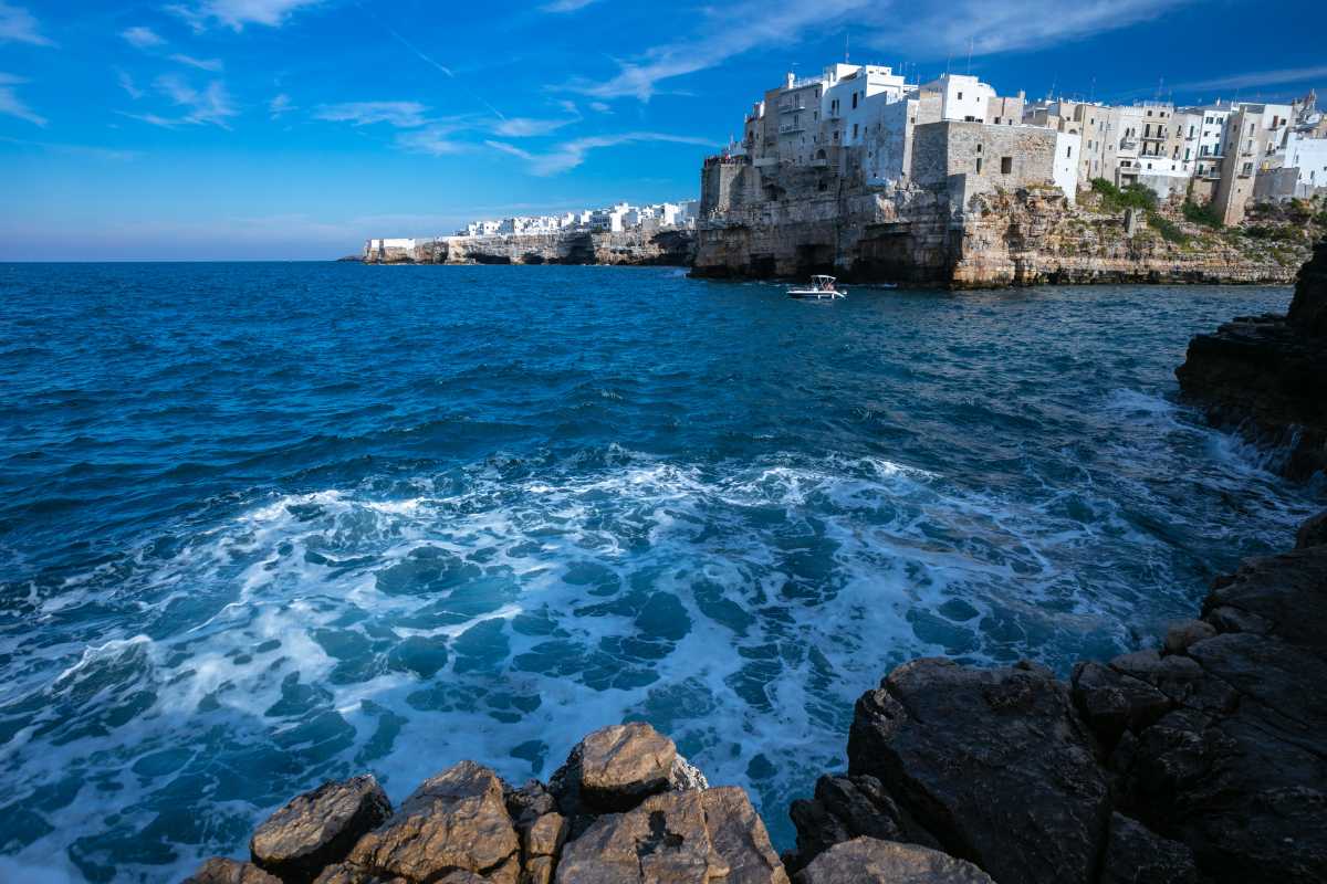 Immagine di Polignano a Mare con il mare e la scogliera