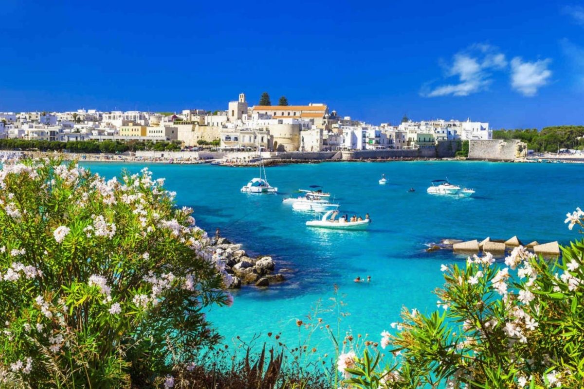Panorama di Otranto con la cattedrale e la costa
