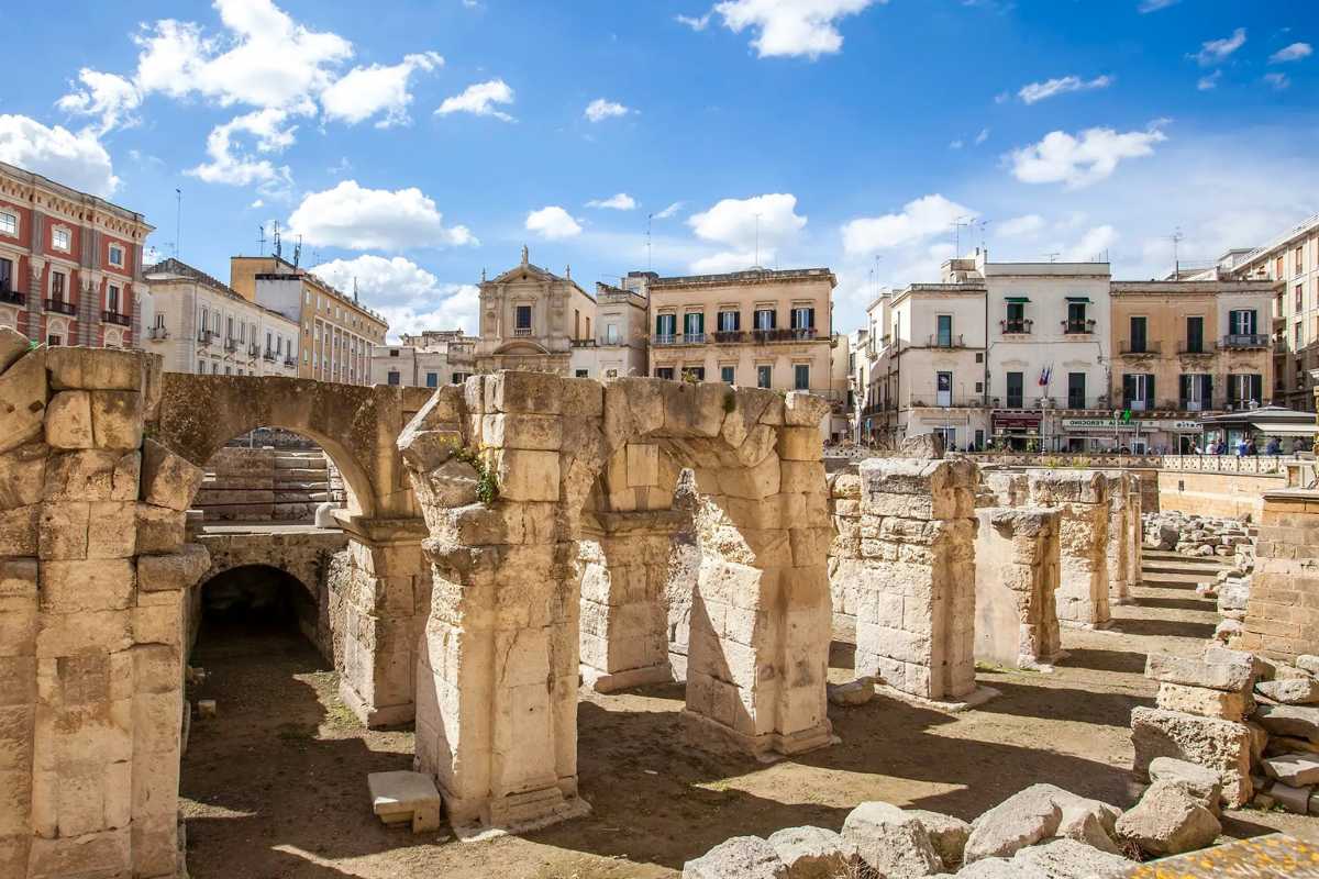 Interno della Basilica di Santa Croce a Lecce, dettagli architettonici