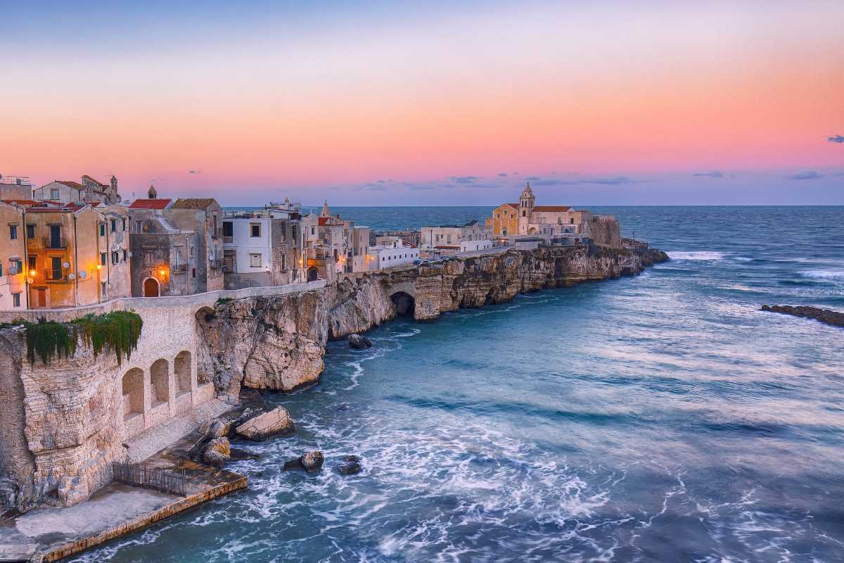 Vista panoramica di Vieste e del Pizzomunno, con il mare cristallino sullo sfondo