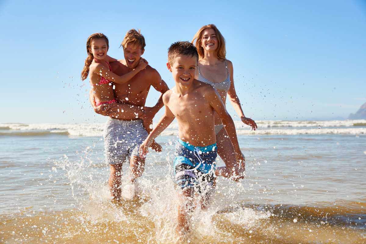 Scorcio della Spiaggia di Baia Verde, con persone che si divertono e acque cristalline