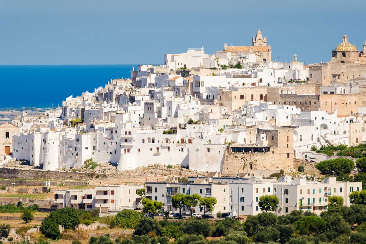 Spiagge di Ostuni con vista panoramica, mare cristallino e sabbia bianca
