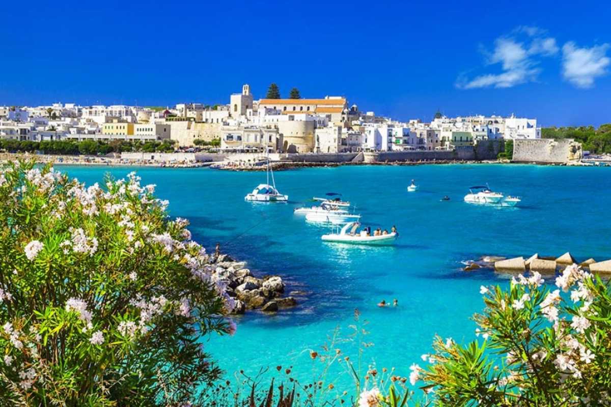 Spiagge di Otranto con mare cristallino e cattedrale sullo sfondo