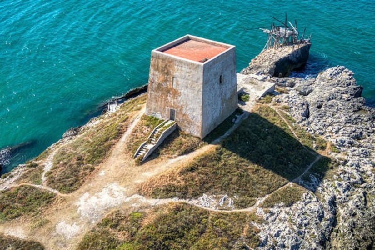 Vista panoramica delle spiagge di Peschici con trabucchi sullo sfondo