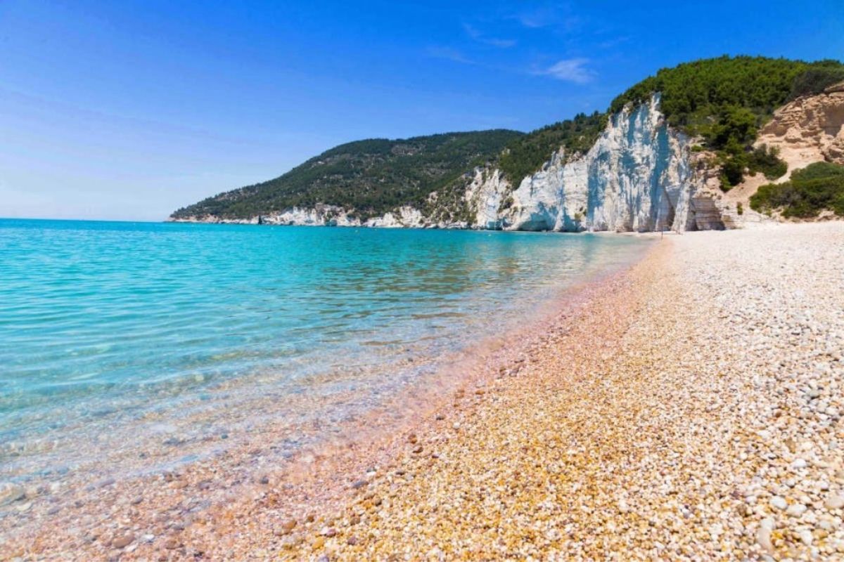 Spiaggia di Vignanotica con faraglioni e acque cristalline