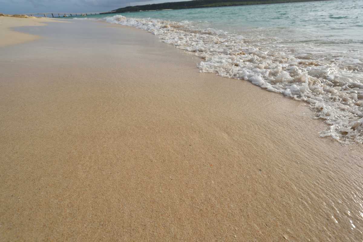 Spiaggia di Trani al tramonto, con persone che si rilassano