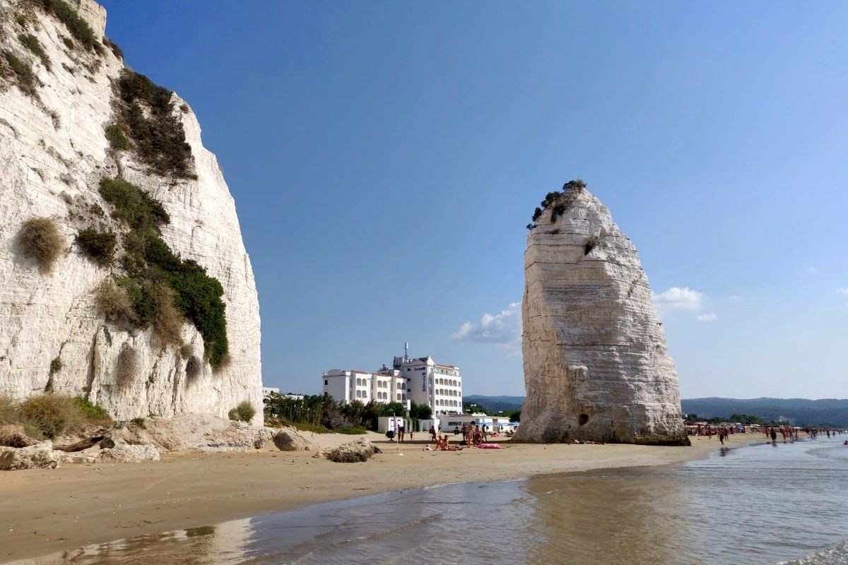 Spiaggia di Vieste con Pizzomunno sullo sfondo