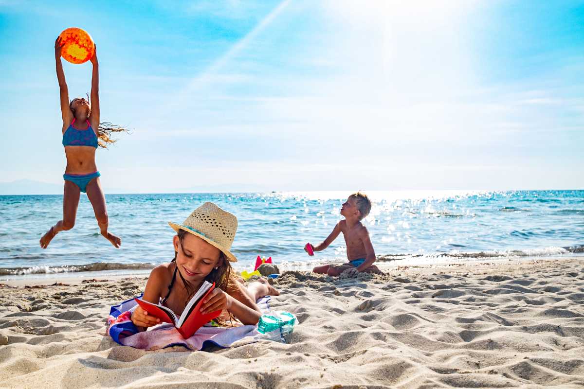 Vista panoramica di Otranto con bambini che giocano in spiaggia