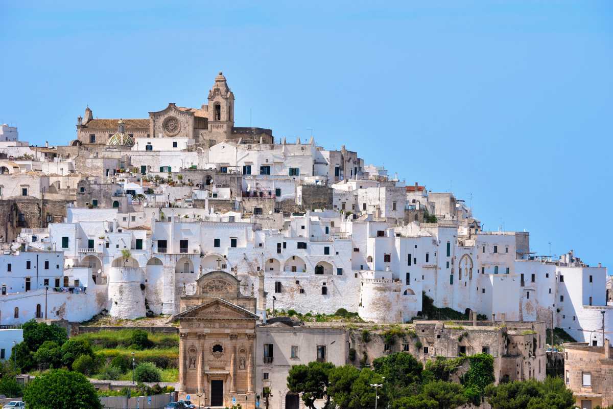 Scorcio di Ostuni con le sue case bianche e uliveti