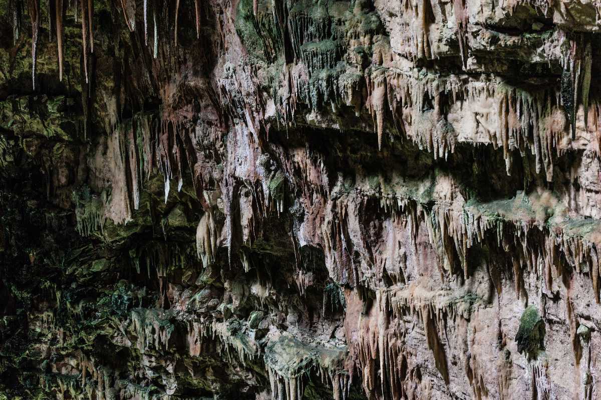 Bambini che esplorano le grotte di Castellana, mostrando la bellezza naturale delle caverne