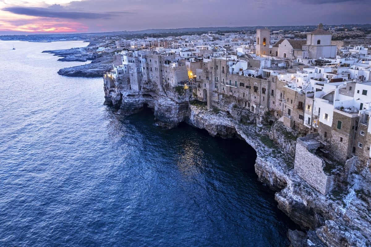Vista mozzafiato di Polignano a Mare con le sue scogliere