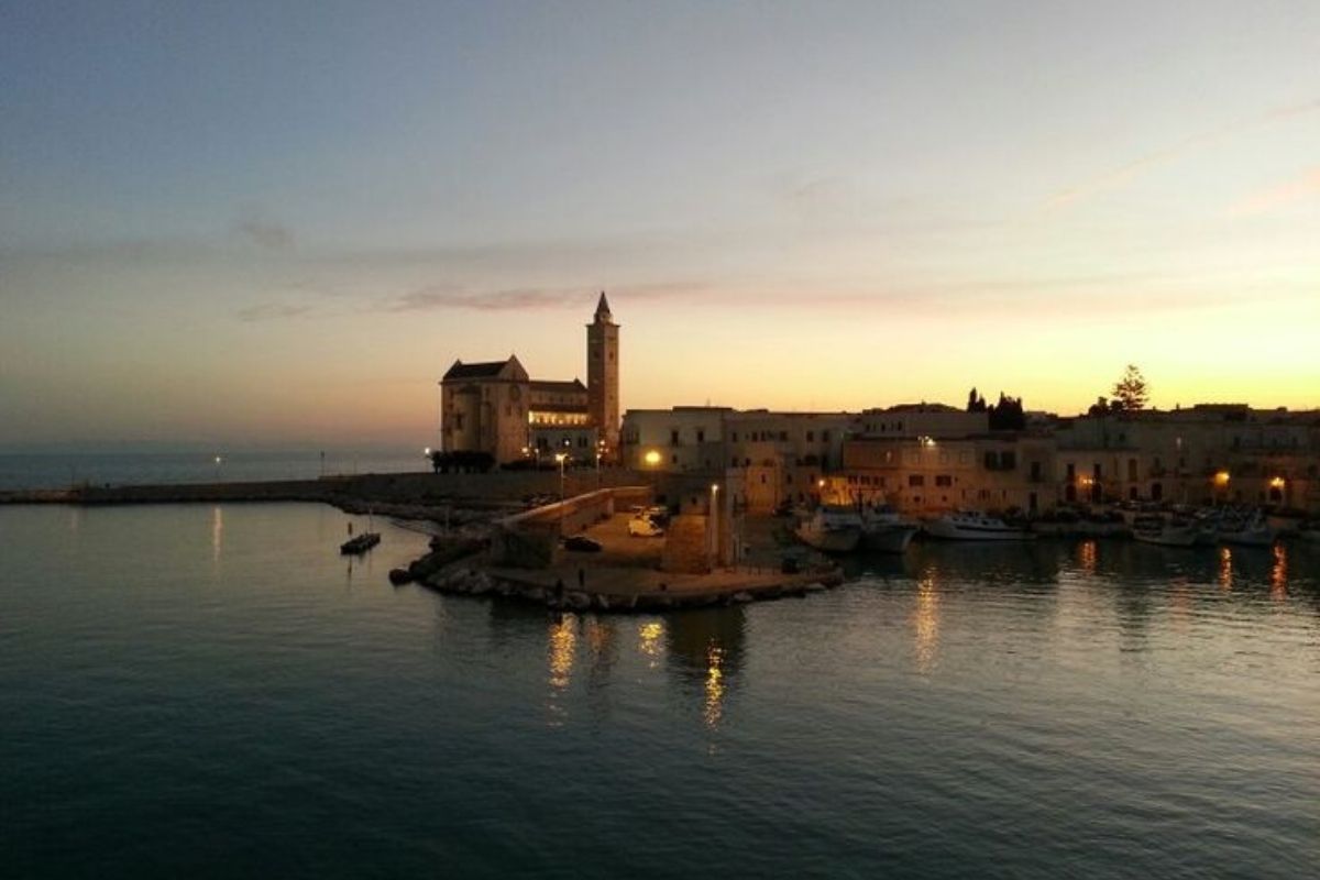 Trani al tramonto con il mare e la cattedrale sullo sfondo