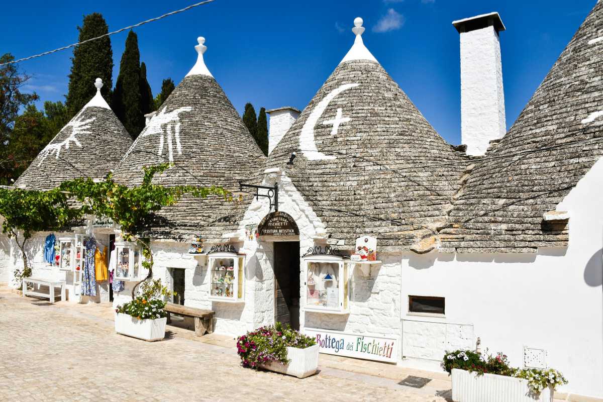 Vista panoramica di Alberobello con i trulli bianchi e il cielo azzurro