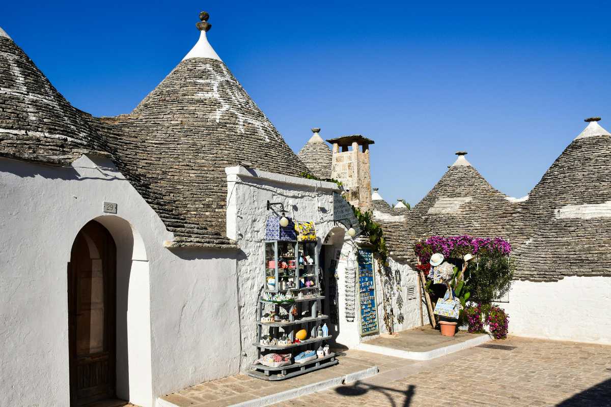 Trulli di Alberobello illuminati di notte, incanto unico