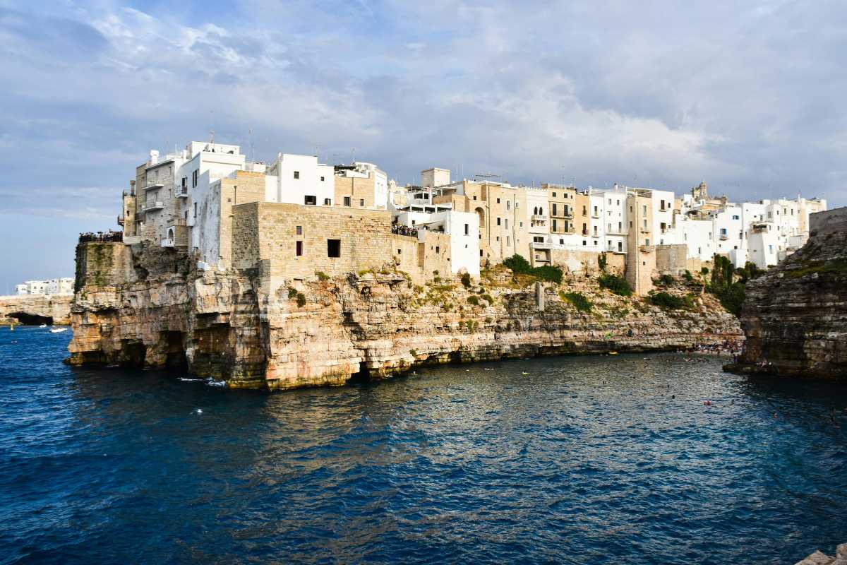 Scorcio del borgo antico di Bari con i suoi vicoli caratteristici e la vita quotidiana